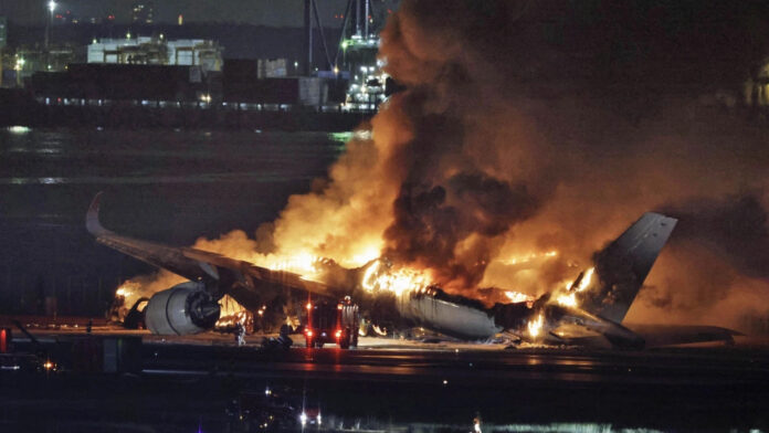 Tokyo'da pistte yanan uçakta bulunan 379 yolcu ve mürettebat tahliye edildi