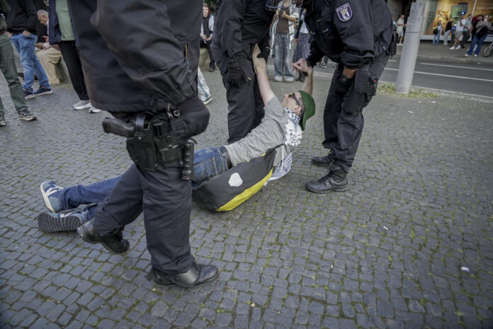 Almanya'da polis Filistin'e destek eylemine sert müdahalede bulundu