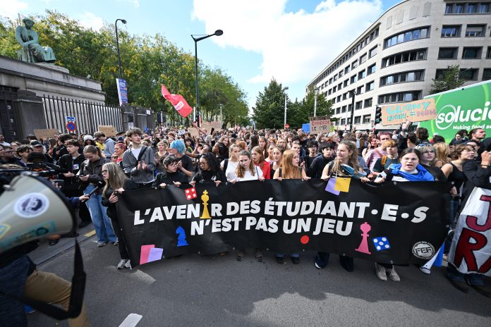 Brüksel'de öğrenciler eğitim ücretlerindeki artışı protesto etti
